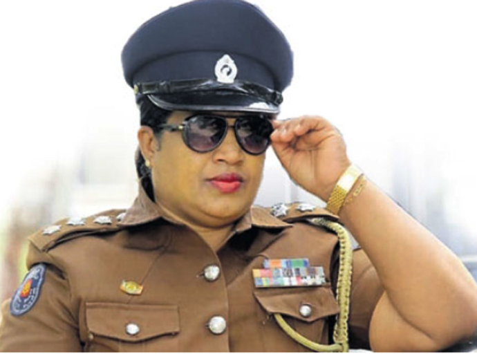 සී.අයි. වරුණිගේ ඡායාරුවට මල් දමක් පළඳවලා