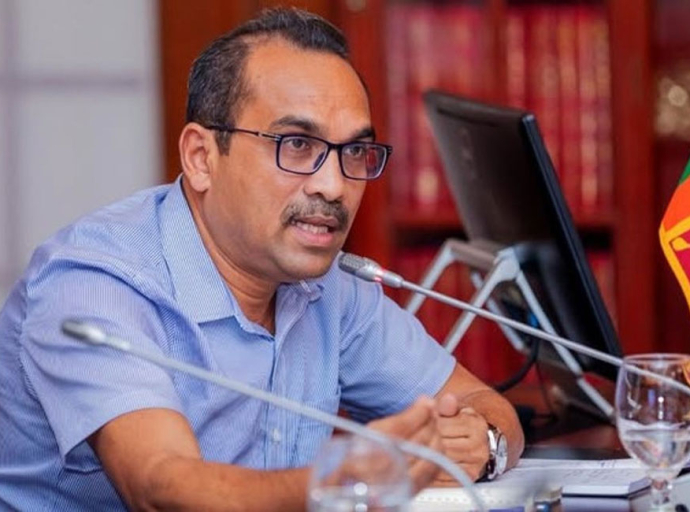 දුම්රිය ලොක්කන් ඇමැති බිමල්ගේ නියෝගයට පයින් ගහලා