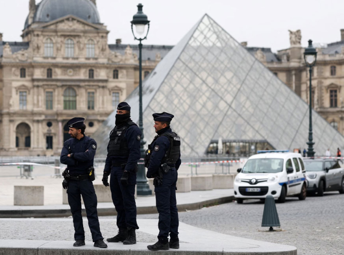 පැරිසියේ ලූවර් කෞතුකාගාරය කොල්ලකෑමක් හේතුවෙන් වසා දමයි