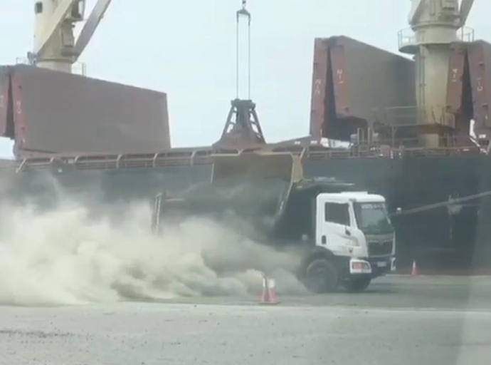   හම්බන්තොට සිමෙන්ති අමුද්‍රව්‍ය ප්‍රවාහනයේදී බරපතල පාරිසරික විනාශයක් සමග සෞඛ්‍ය අවධානමක් ගැන බියක්