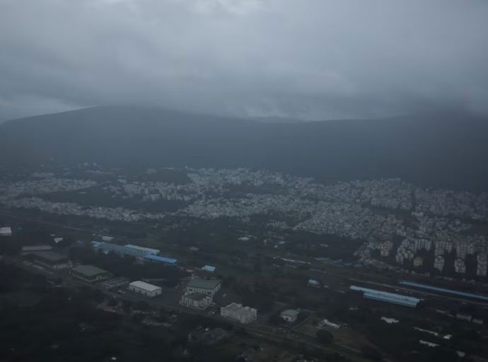 මොන්තා සුළි කුණාටුව හමුවේ ඉන්දියාව සීරුවෙන්