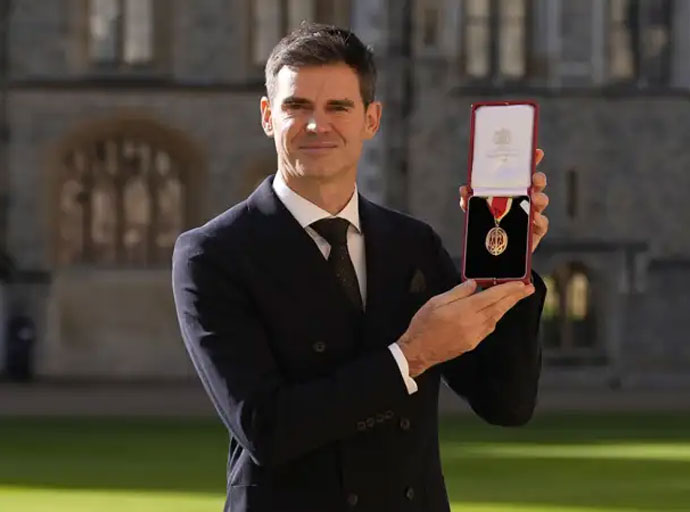 ජේම්ස් ඇන්ඩර්සන්ට නයිට් පදවිය පිරිනමයි