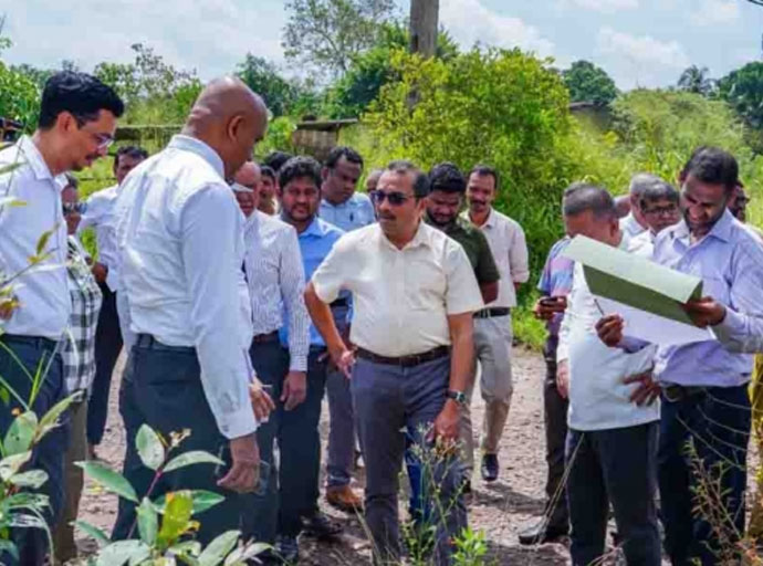 ඇමැති මාරුවෙන් පසු විදේශගතවූ බිමල් වේයන්ගොඩින් යළි කරලියට !