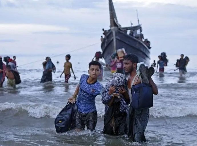 රෝහින්යා සරණාගතයින් රැගත් යාත්‍රාවක් අනතුරට; 11ක් මරුට