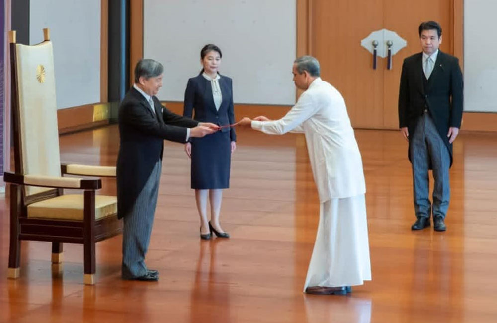 ජපානයේ ශ්‍රී ලංකා තානාපති ජපන් අධිරාජයාට අක්තපත්‍ර පිළිගන්වයි