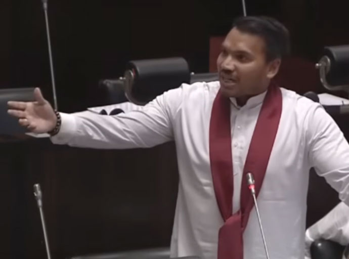 'අපිට කැබ් එපා, අපේ කැබ් තුන අපි සෞඛ්‍ය අමාත්‍යාංශයට දෙනවා' - නාමල් රාජපක්ෂ