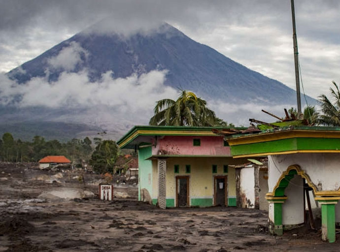  ඉන්දුනීසියාවේ සෙමෙරූ ගිනි කන්ද පුපුරා යයි !