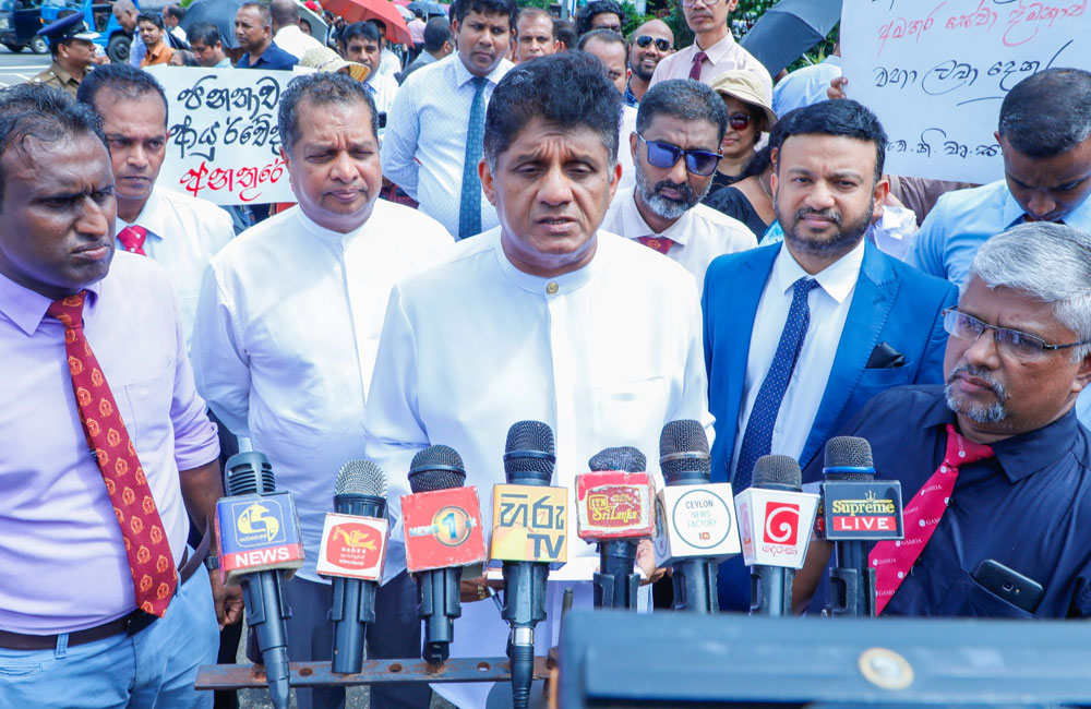 පොල්දූවේ උද්ඝෝෂණ කරපු ආයුර්වේද වෛද්‍යවරුන්ගේ ප්‍රශ්නය සජිත් පාර්ලිමේන්තුවට ගෙනයයි