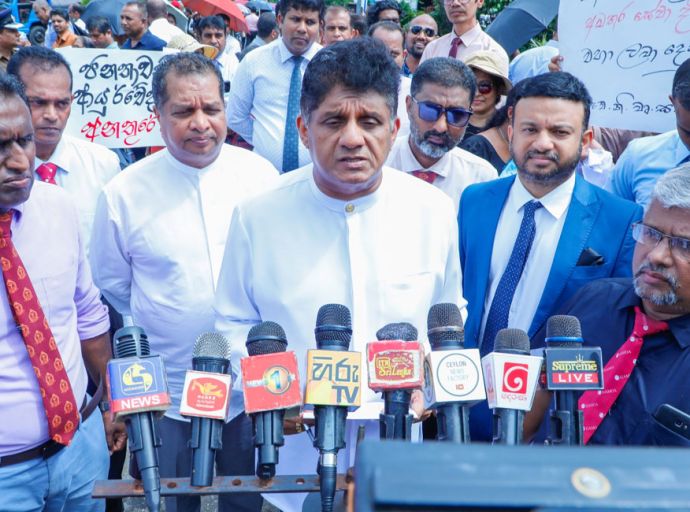 පොල්දූවේ උද්ඝෝෂණ කරපු ආයුර්වේද වෛද්‍යවරුන්ගේ ප්‍රශ්නය සජිත් පාර්ලිමේන්තුවට ගෙනයයි