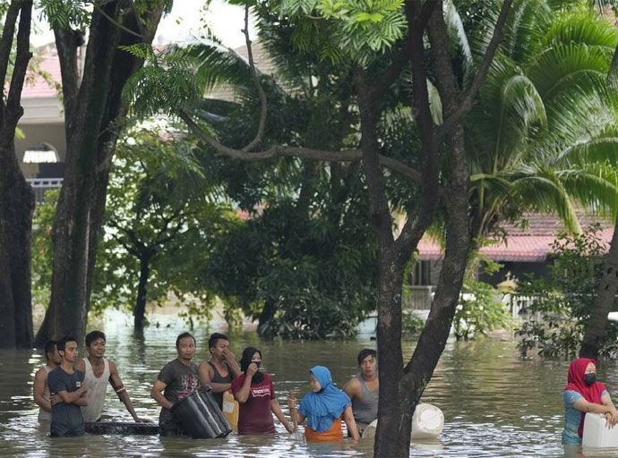  මැලේසියාවේ ජලගැලීම්; පළාත් හතක්  යට වේ; 11,000ක් අවතැන්
