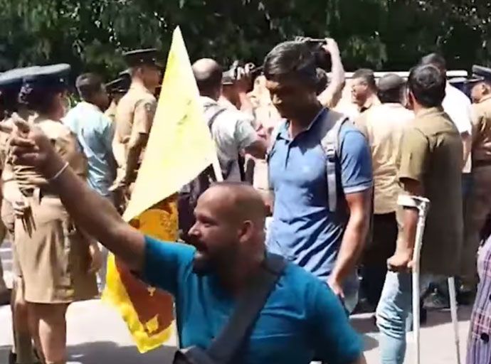 විශ්‍රාමික 'රණවිරුවන්' පිරිසක් පොල්දූව මංසන්ධියේ විරෝධතාවක