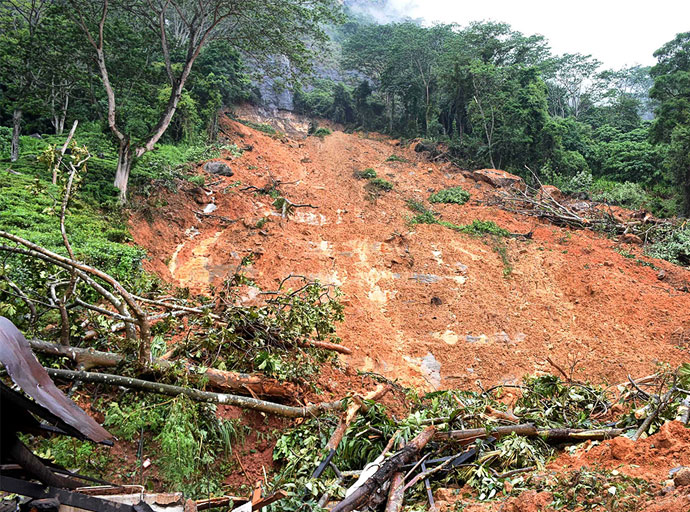 හසලක නාය‍යෑමකින් 05දෙනෙකු මරුට - තවත් 12දෙනෙකු අතුරුදන්