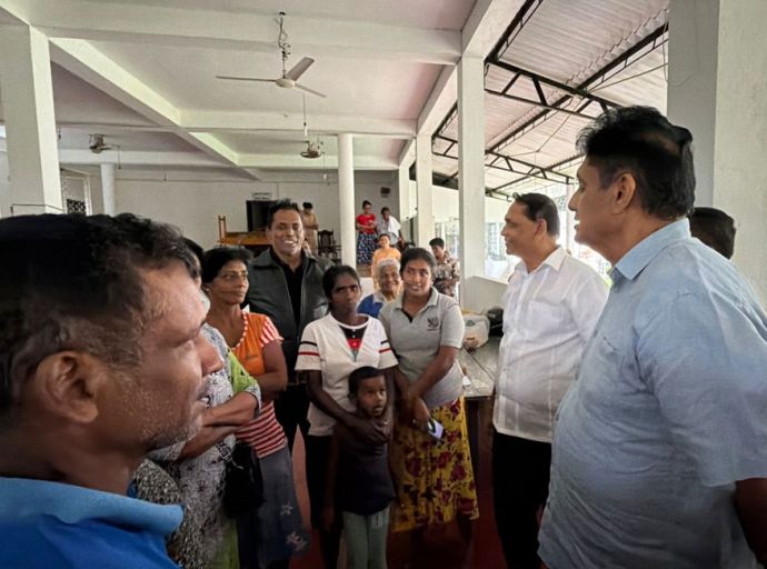 විපතට පත් අය බලන්න සජිත් කඩුවෙල යයි