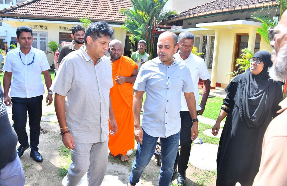 සජිත් සහ මරික්කාර්, විපතට පත්වු අය බලන්න ගොතටුවට යති