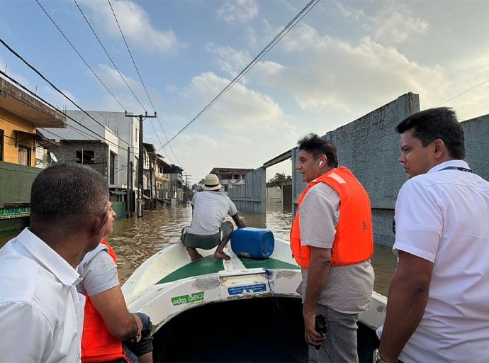 සජිත් සහ මරික්කාර් බෝට්ටු මඟින් කොලොන්නාවට පිසූ ආහාර සහ පානීය ජලය ගෙන යයි.