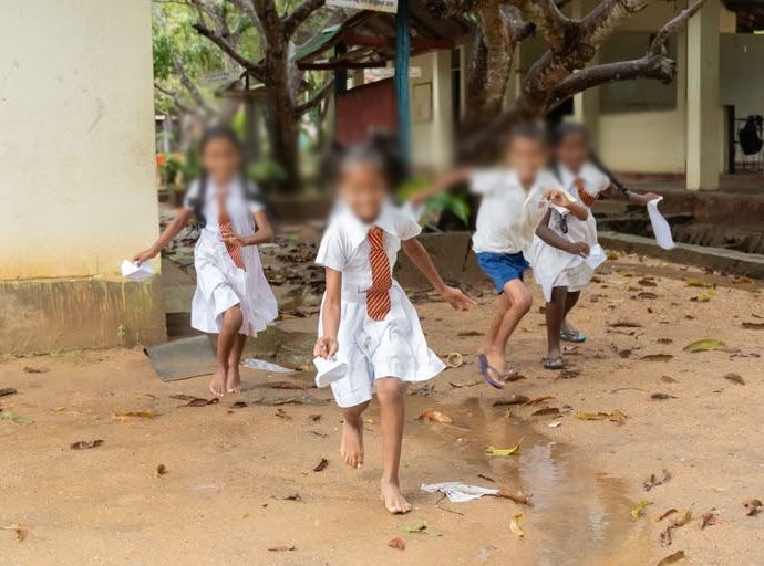 ආපදාවෙන් පීඩාවට පත් පාසල් ළමයෙක්ට රුපියල් 25,000ක්