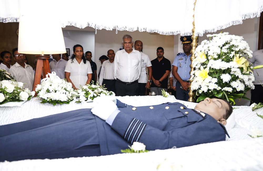 ගුවන් විරුවාට ගෞරව දක්වන්න රනිලුත් යයි