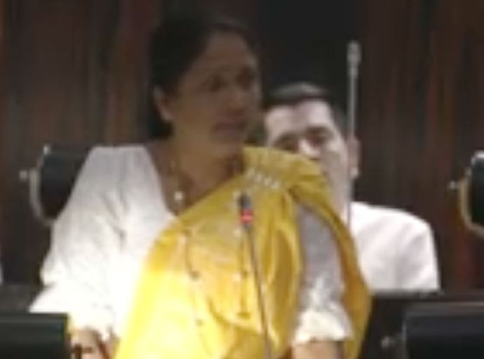 නුවරඑළිය මන්ත්‍රිනිය පාර්ලිමේන්තුවේ හඬා වැටෙයි