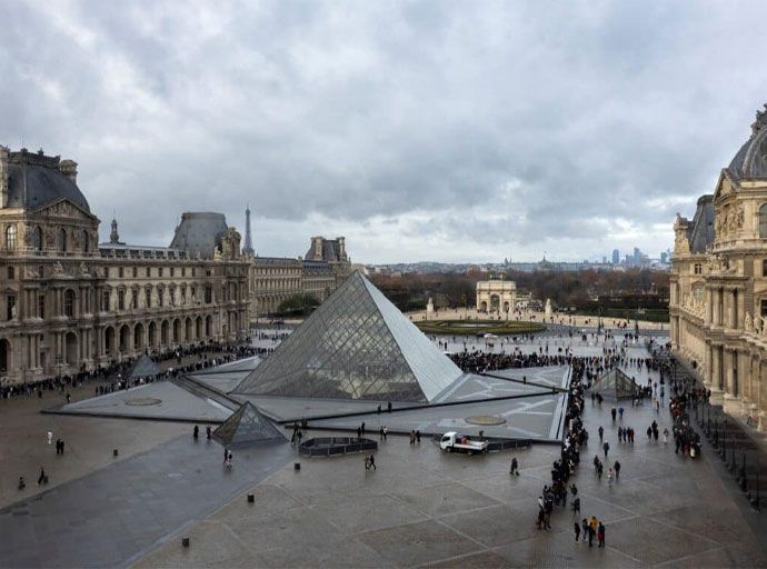 ලූවර්හි ජල කාන්දුවෙන් පොත් සිය ගණනකට හානි