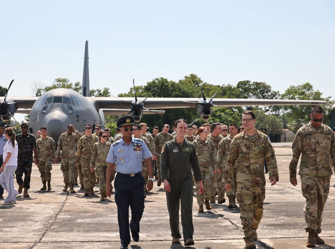 අමෙරිකානු 'C-130J' සුපර් හර්කියුලිස් යානා 2ක් කටුනායකට