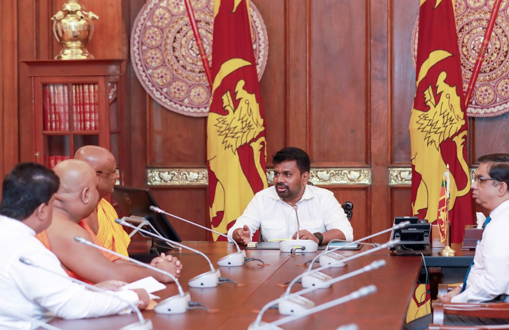 අස්ගිරියෙන් මල්වත්තෙන් “ඔහොම යං” කියලා