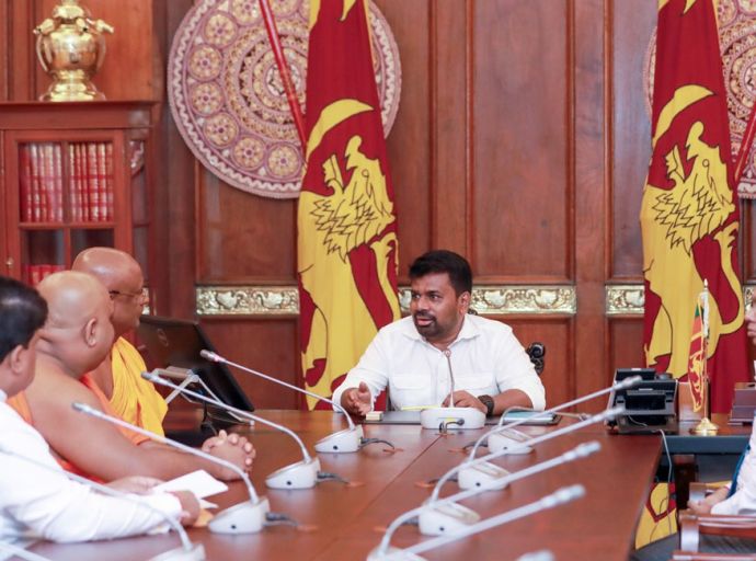 අස්ගිරියෙන් මල්වත්තෙන් “ඔහොම යං” කියලා