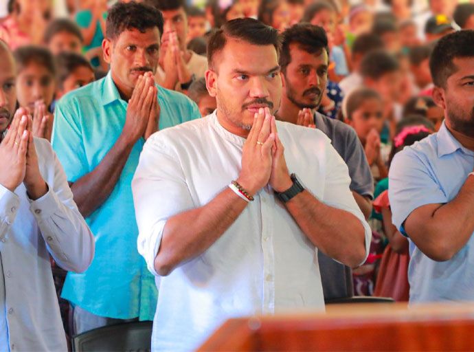 ගංවතුරින් සහ නායයාමෙන් විපතට පත් පවුල්වල දරුවන් පනස් දහසකට නාමල්ගේ ආදරය.!!! 