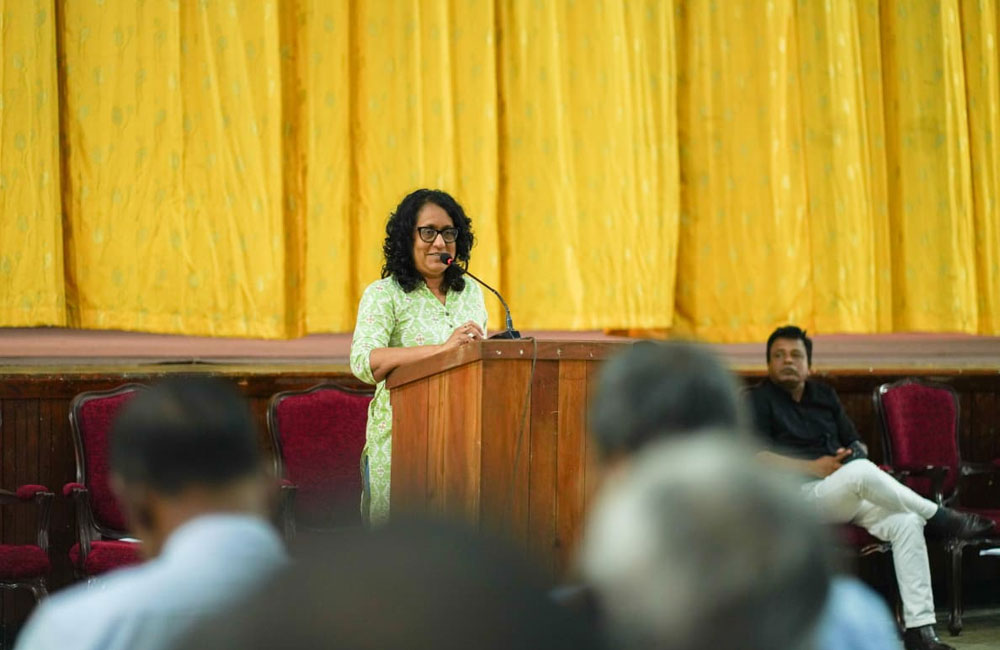 අධ්‍යාපනය මේ මොහොතේ දරුවන්ට බරක් නොවිය යුතුයි - අගමැති