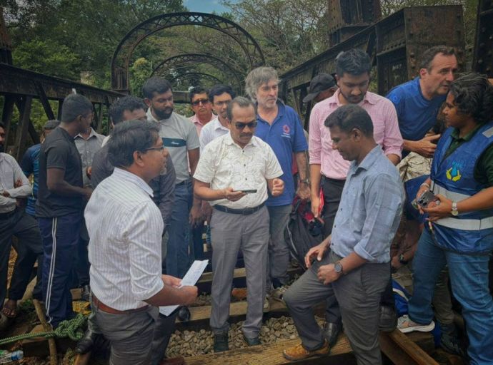   ⁠බිමල්, යකා පාලමේ තත්ත්වය නිරීක්ෂණය කරයි