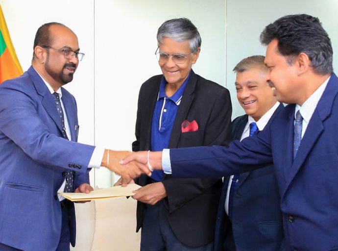 ජාතික විදුලි ප්‍රතිපත්ති කෙටුම්පත බලශක්ති අමාත්‍යවරයාට පිළිගන්වයි