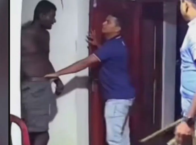 පොලු පහර දෙන වීඩියෝවේ පොලිස් ලොක්කාට වැඩ වරදී