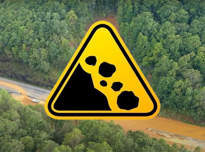 හුන්නස්ගිරියේ නායයෑමකින් යටවූ තිදෙනා බේරා ගනී !