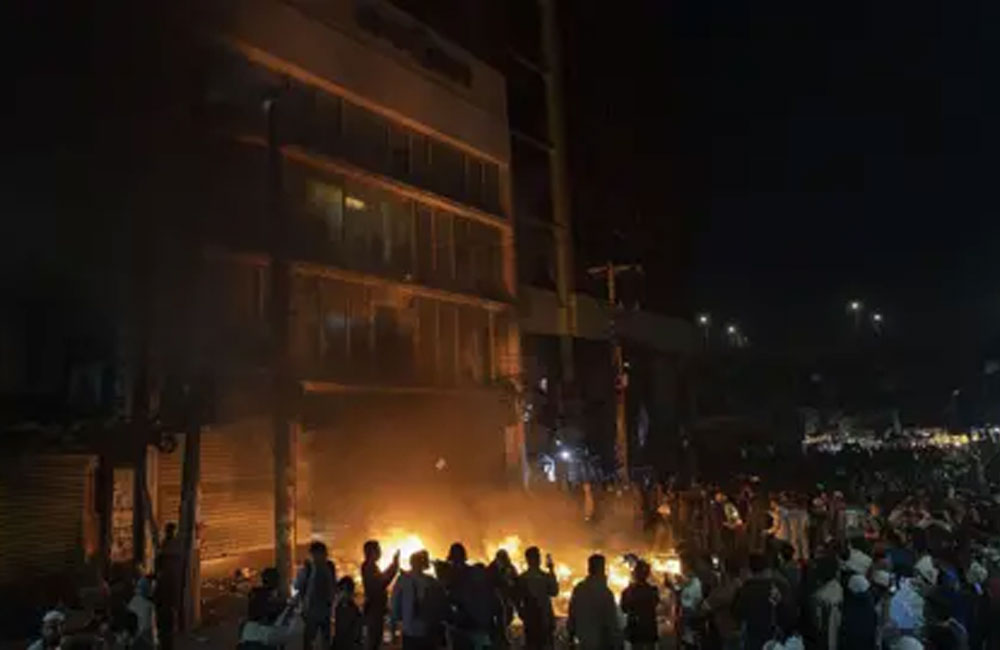 බංග්ලාදේශය දේශපාලඥයෙකුගේ නිවසක් ගිනබත් කරයි - දැරියක් මරුට