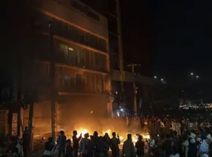 බංග්ලාදේශය දේශපාලඥයෙකුගේ නිවසක් ගිනබත් කරයි - දැරියක් මරුට