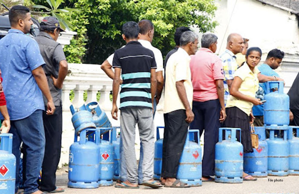 මාතර දිස්ත්‍රික්කය පුරා උග්‍ර ගැස් හිඟයක්...!