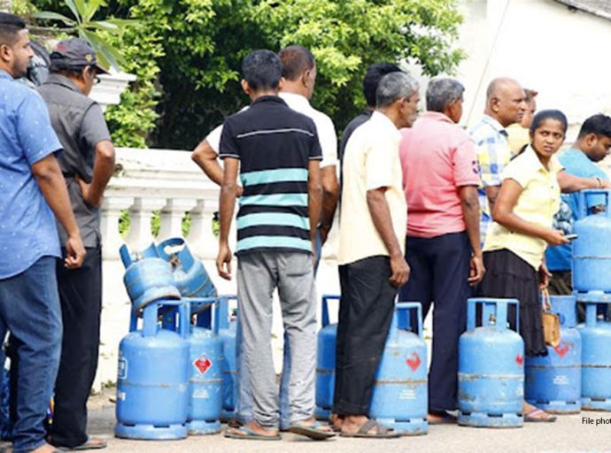 මාතර දිස්ත්‍රික්කය පුරා උග්‍ර ගැස් හිඟයක්...!