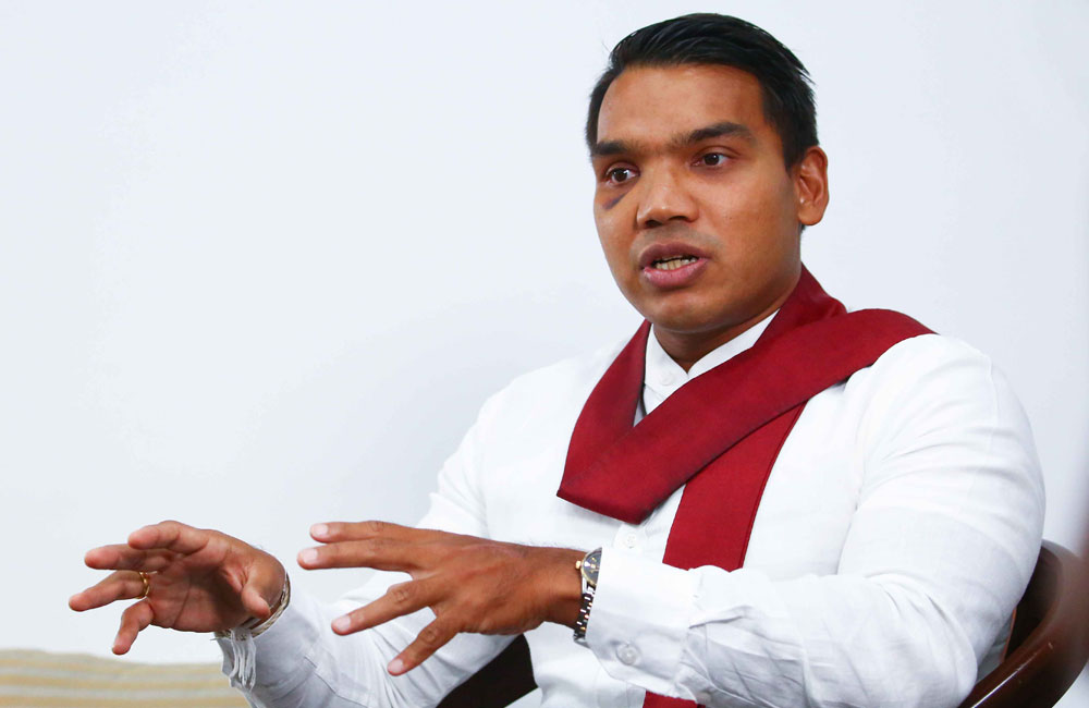 මාලිමා ආණ්ඩුවට කඩේ යන්න පොලිස්පතිවරයාට ලැජ්ජා නැද්ද...? - නාමල් රාජපක්ෂ