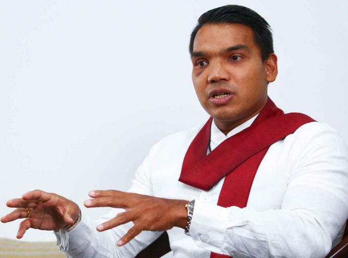 මාලිමා ආණ්ඩුවට කඩේ යන්න පොලිස්පතිවරයාට ලැජ්ජා නැද්ද...? - නාමල් රාජපක්ෂ