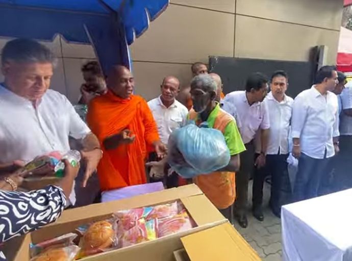 දිලිත්, කොළඹ මහ නගර සභා සේවකයින්ට නත්තල් තෑගි බෙදයි