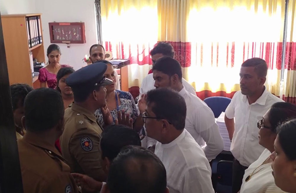 ගාල්ල මහ නගර සභාවේ විපක්ෂ මන්ත්‍රීවරයෙක් නගරාධිපති අසුනේ සිට යළිත් අයවැයට ඡන්දය විමසයි