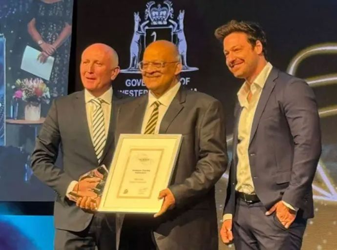 සාගර විද්‍යාඥ මහාචාර්ය චරිත පට්ටිආරච්චි ඕස්ට්‍රේලියාවේ දී සම්මාන ලබයි