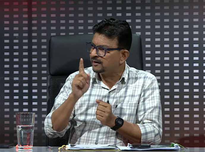 මහින්දගෙන් මහින්දට මල් !