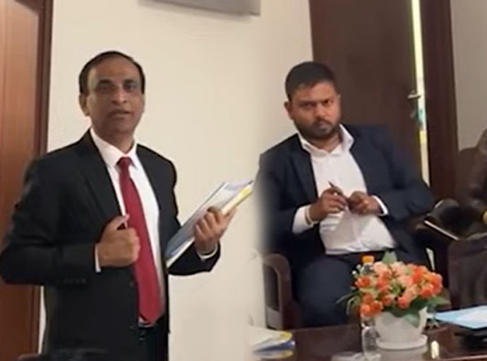 ඇමතිවරයා ඉදිරියේ ම තානාපතිවරයා ගේ රෙදි ගැලවෙයි