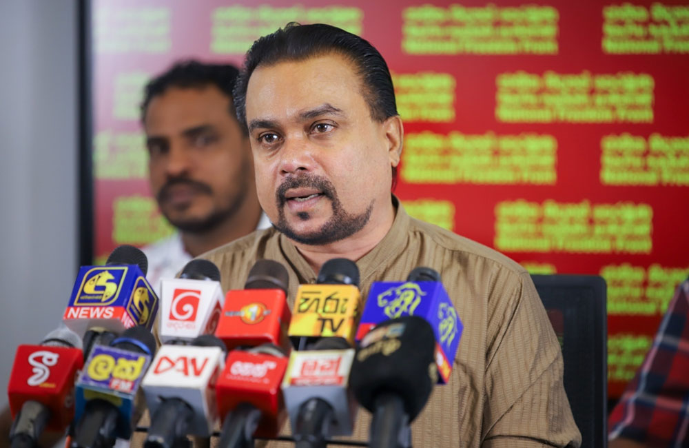 අධ්‍යාපන ඇමතිනී හරිනි අමරසූරිය එම තනතුරින් පන්නා දමමු - විමල් වීරවංශ