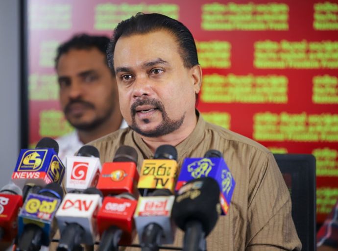 අධ්‍යාපන ඇමතිනී හරිනි අමරසූරිය එම තනතුරින් පන්නා දමමු - විමල් වීරවංශ