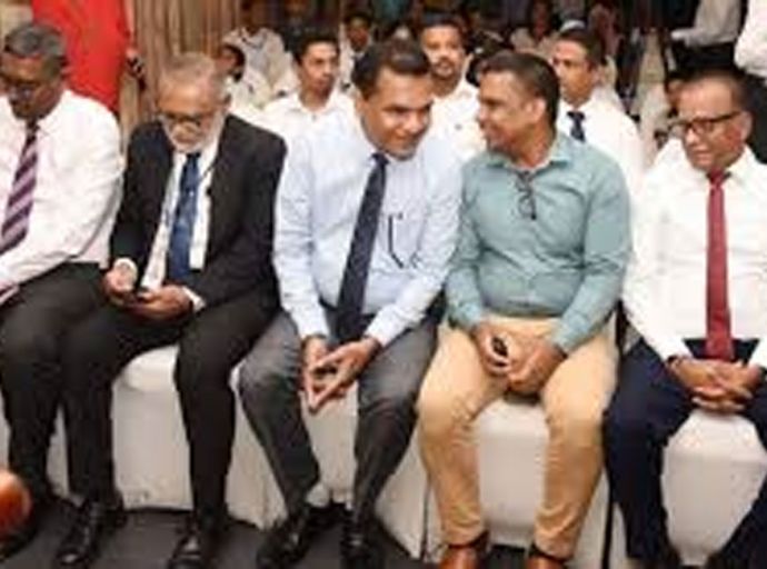 වරාය හා සිවිල් ගුවන් සේවා අමාත්‍ය අනුර කරුණාතිලක මහතා ඇතුළු වරාය බලධාරීන් එම උත්සවයට සහභාගි සිටි අයුරු.