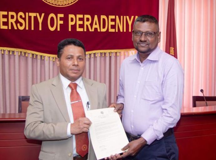 පේරාදෙණිය විශ්වවිද්‍යාලයේ ප්‍රධාන ශිෂ්‍ය විනය පාලක නාවික හමුදාවේ හිටපු ලුතිනන් ඇතුළු පිරිසකට උපහාර