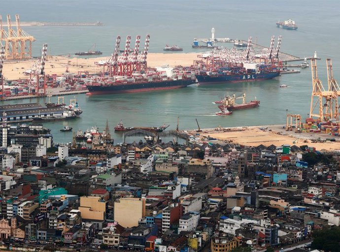 කුණුවලට මුවාවී වරායේ කෝටි ගණනක වැලිවලට විදලා