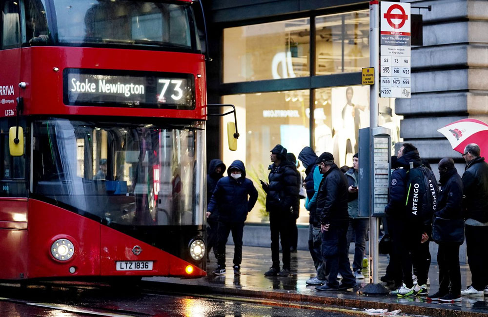 එංගලන්තයේ තරුණයින්ට බස් ගමන් නොමිලේ !