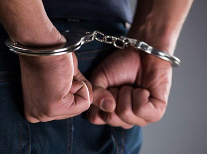 විදේශීය දුම්වැටි සහ බීඩි තොගයක් සමග පුද්ගලයෙකු  කටුනායකදී අත්අඩංගුව​ට